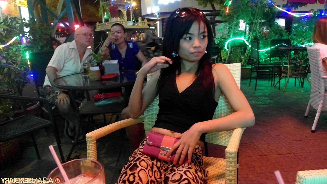20P La beauté thaïlandaise coquine Missy exhibe son corps et se prend une gaffe en missionnaire.