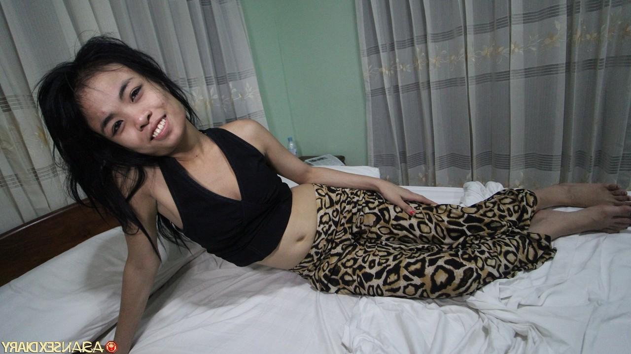 20P La beauté thaïlandaise coquine Missy exhibe son corps et se prend une gaffe en missionnaire.