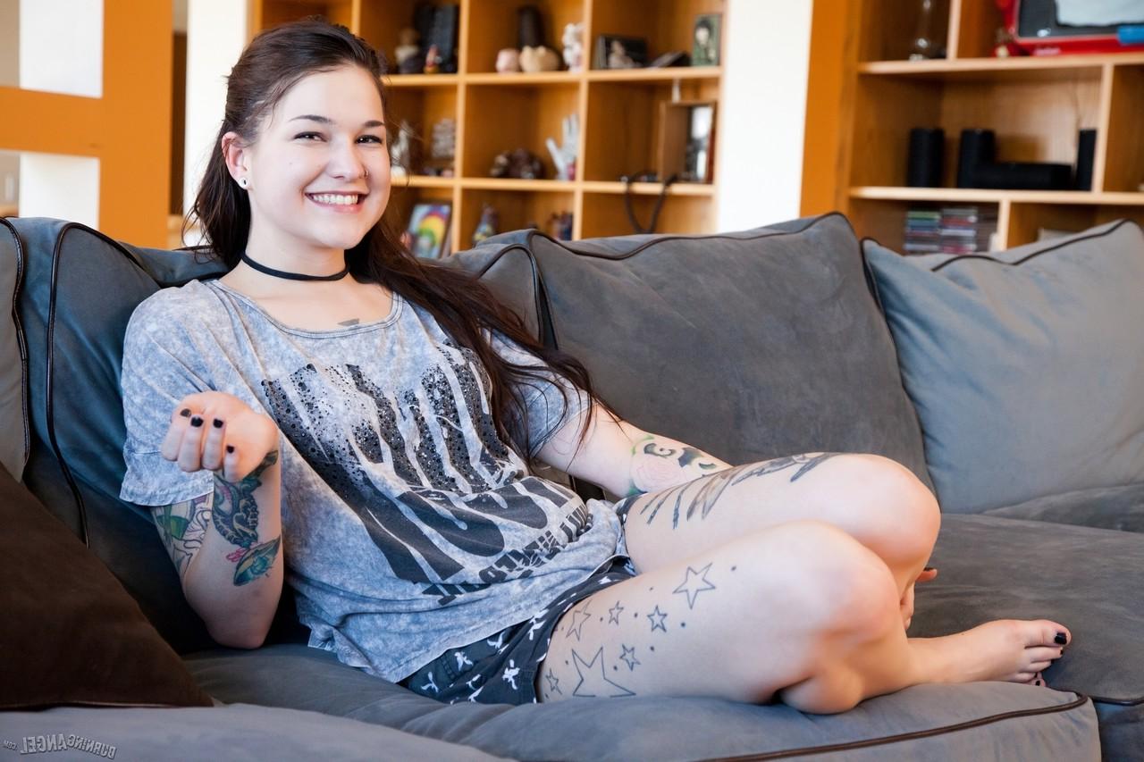 17P La adorable chica tatuada Zarrah se vuelve gonzo para una explosión anal y una corrida facial caliente
