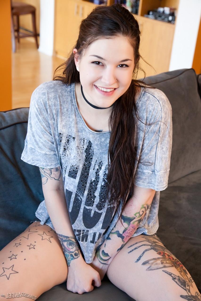 17P La adorable chica tatuada Zarrah se vuelve gonzo para una explosión anal y una corrida facial caliente