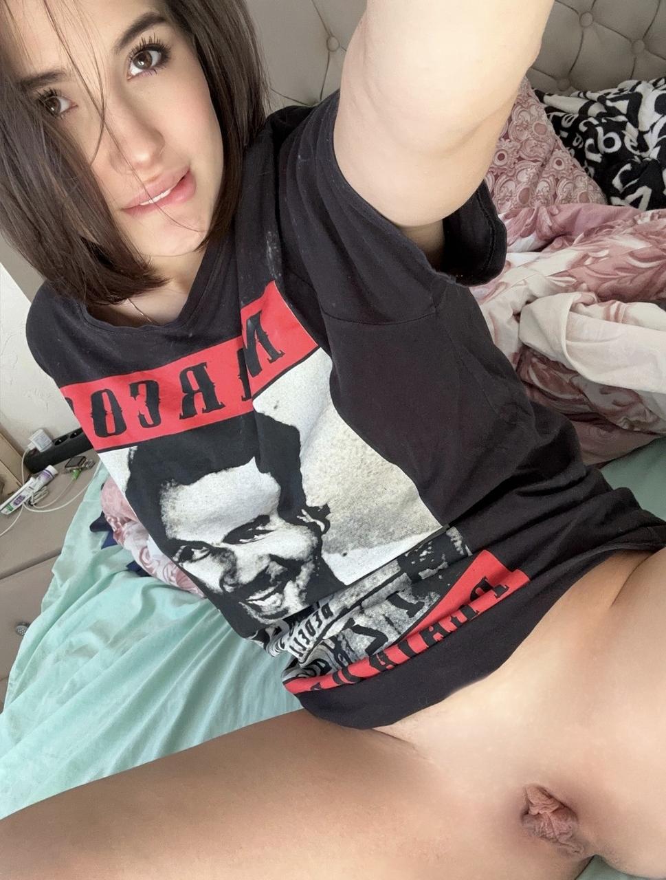 15P Erel, une jolie fille d'OnlyFans, expose son corps phénoménal dans sa lingerie chaude.