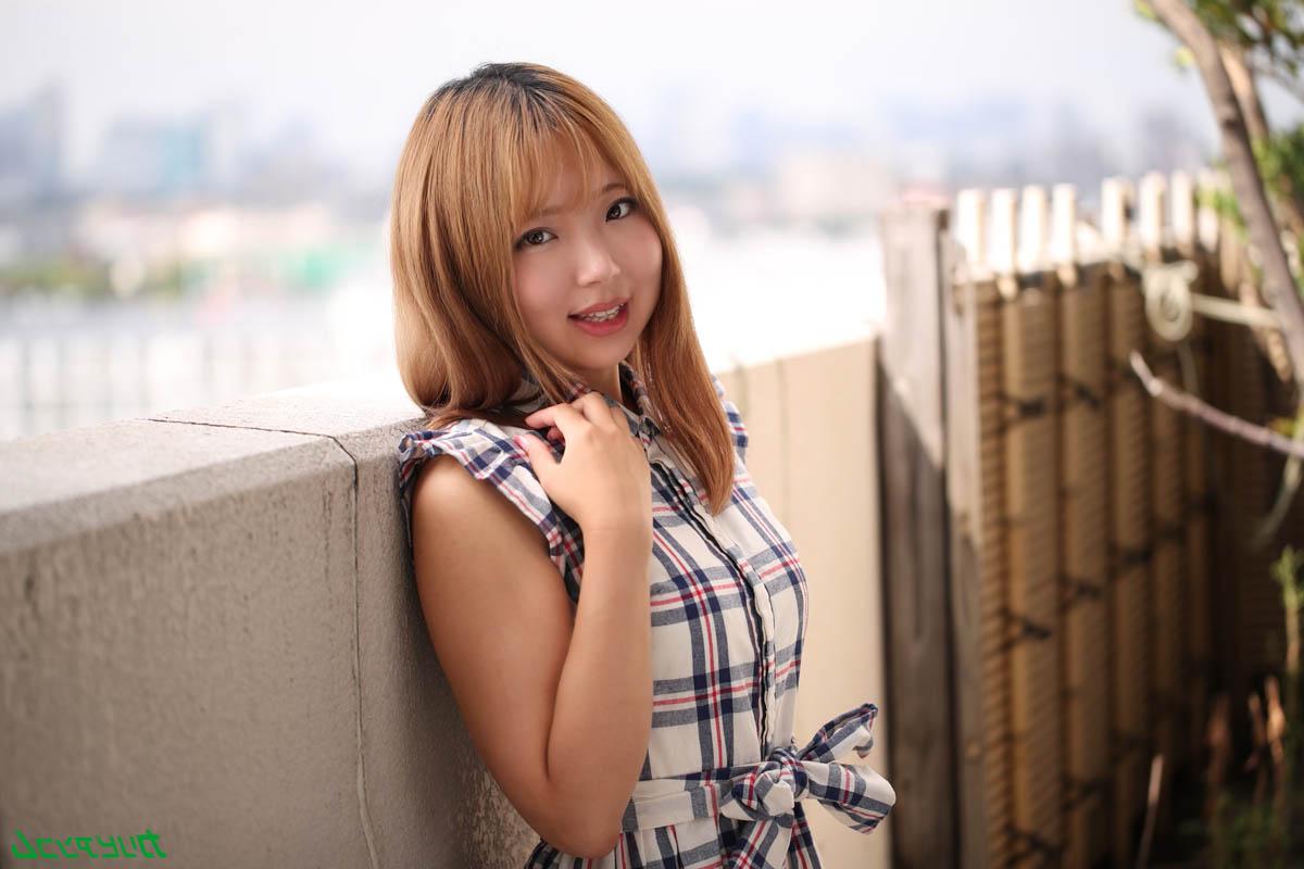20P La pequeña japonesa Mone Namikata monta una polla antes de recibir un creampie caliente