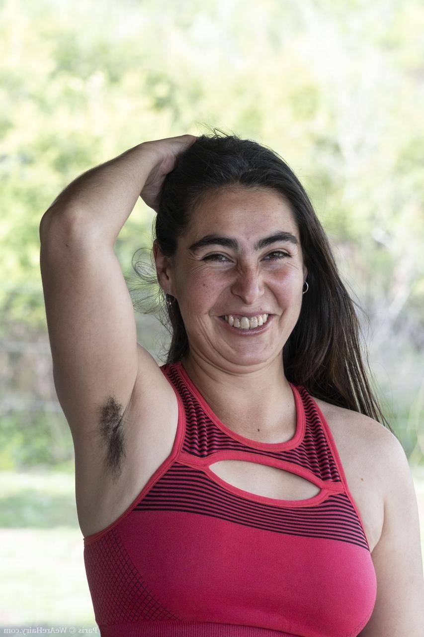 20P A peluda americana Paris revela seu corpo curvilíneo e sua buceta super peluda lá fora