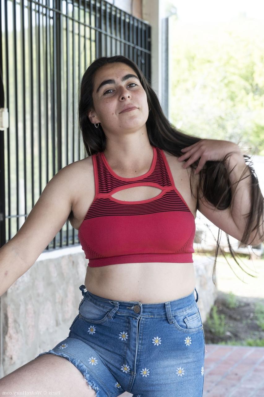 20P A peluda americana Paris revela seu corpo curvilíneo e sua buceta super peluda lá fora
