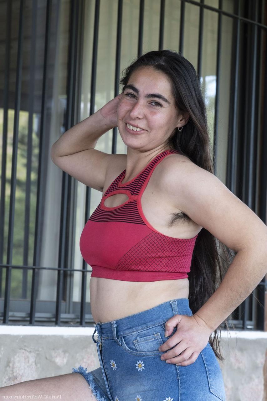 20P A peluda americana Paris revela seu corpo curvilíneo e sua buceta super peluda lá fora