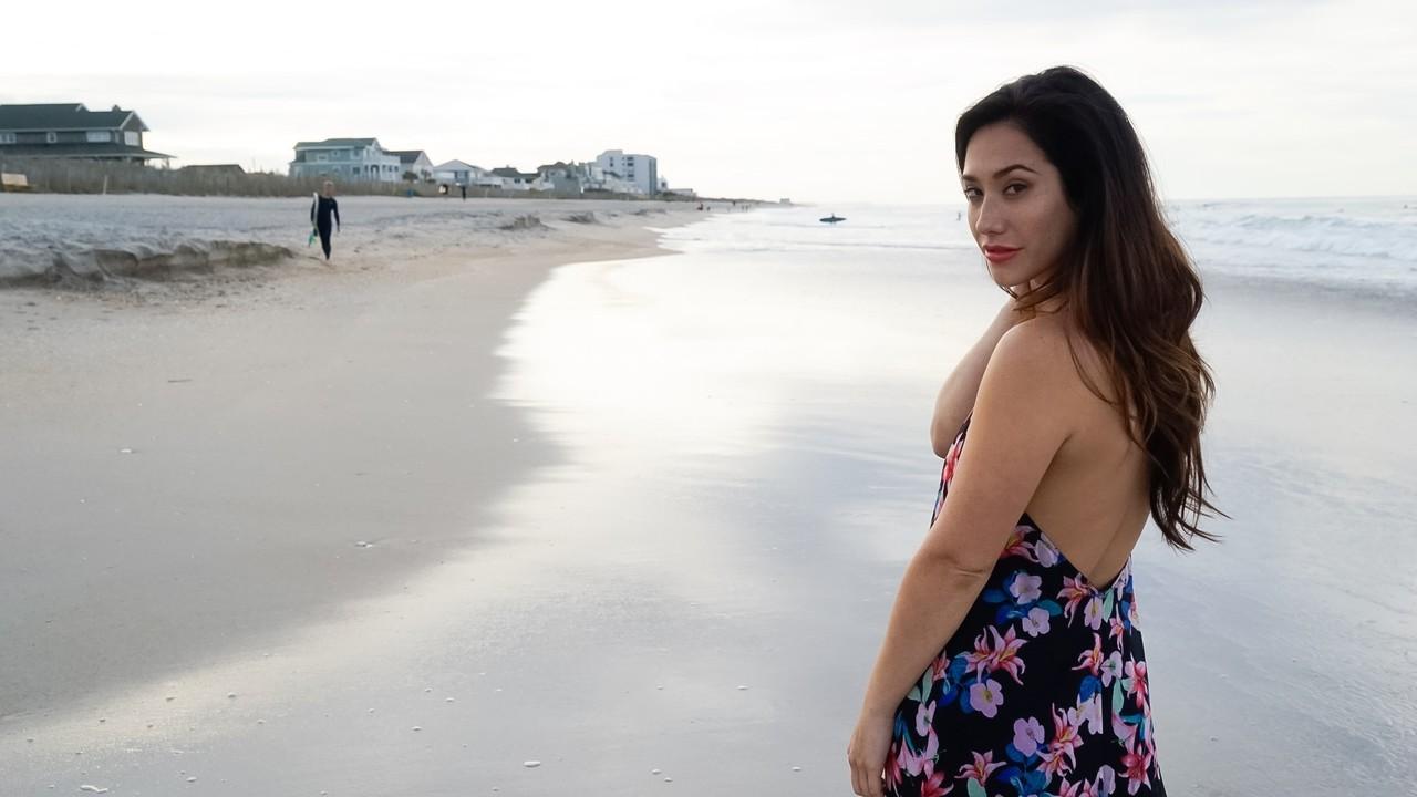 15P La belle brune Eva Lovia vous allume en bikini sexy à la plage.