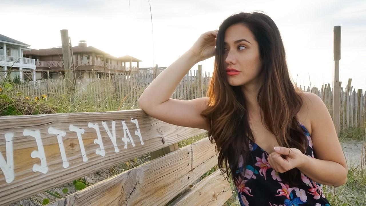 15P La belle brune Eva Lovia vous allume en bikini sexy à la plage.