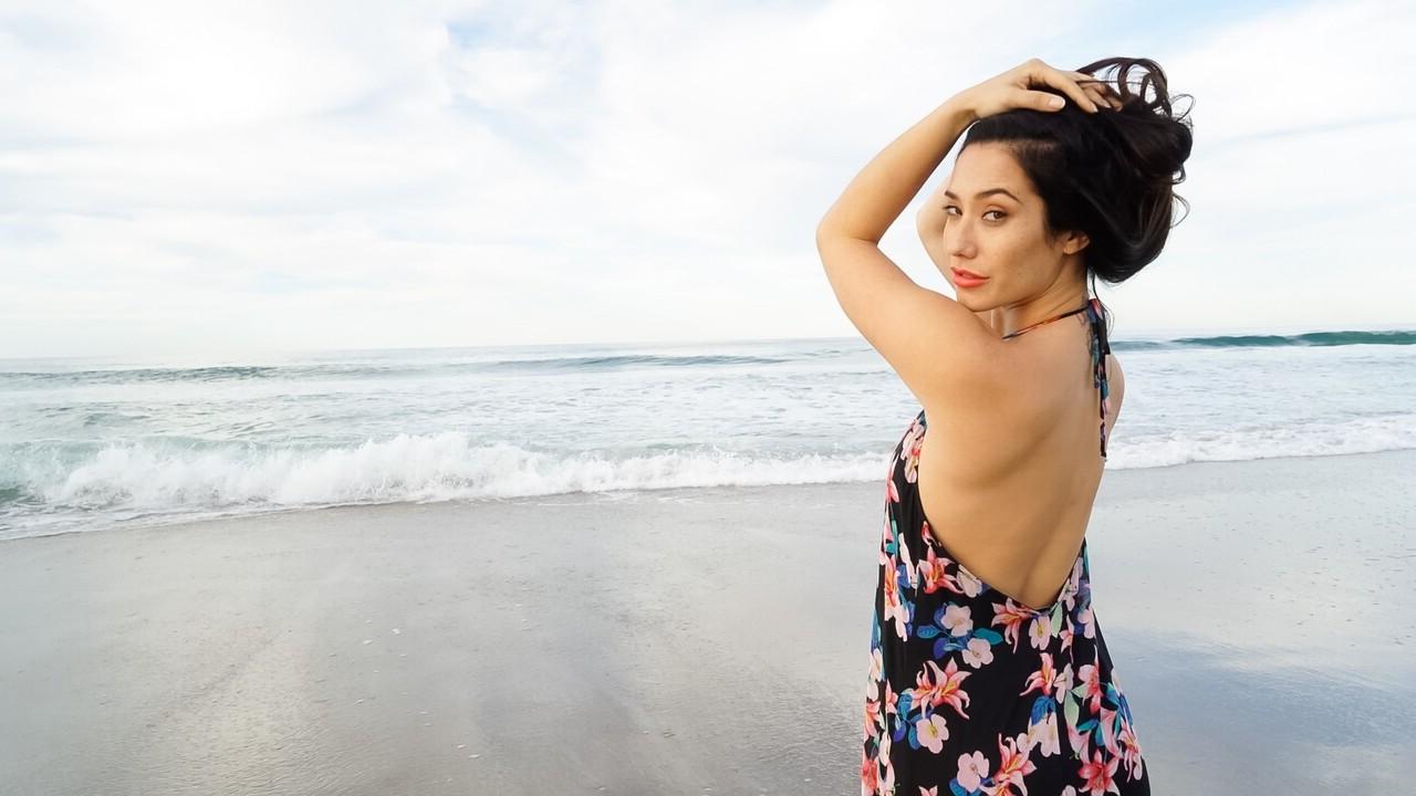 15P La belle brune Eva Lovia vous allume en bikini sexy à la plage.