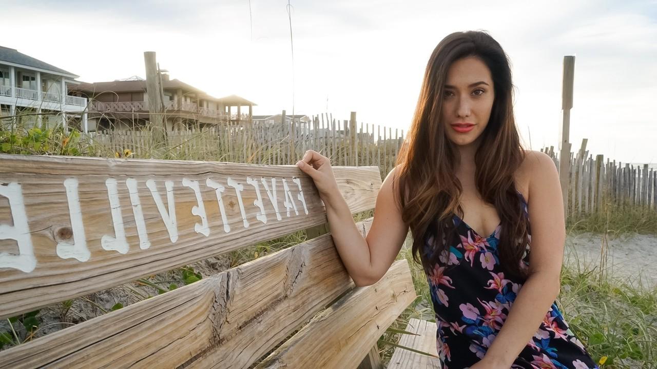 15P La belle brune Eva Lovia vous allume en bikini sexy à la plage.