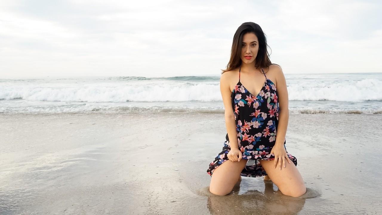 15P La belle brune Eva Lovia vous allume en bikini sexy à la plage.