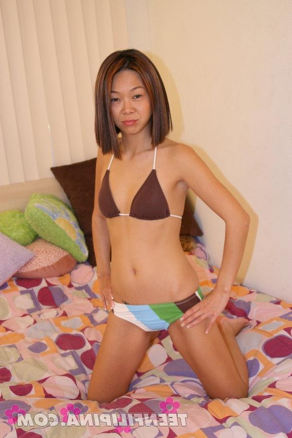 15P Doce adolescente vietnamita expõe sua bunda rachada de uma maneira tentadora