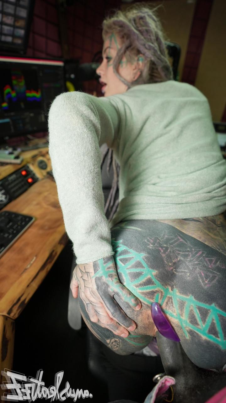 16P A garota fortemente tatuada Lily Lu usa um plug anal enquanto faz sexo