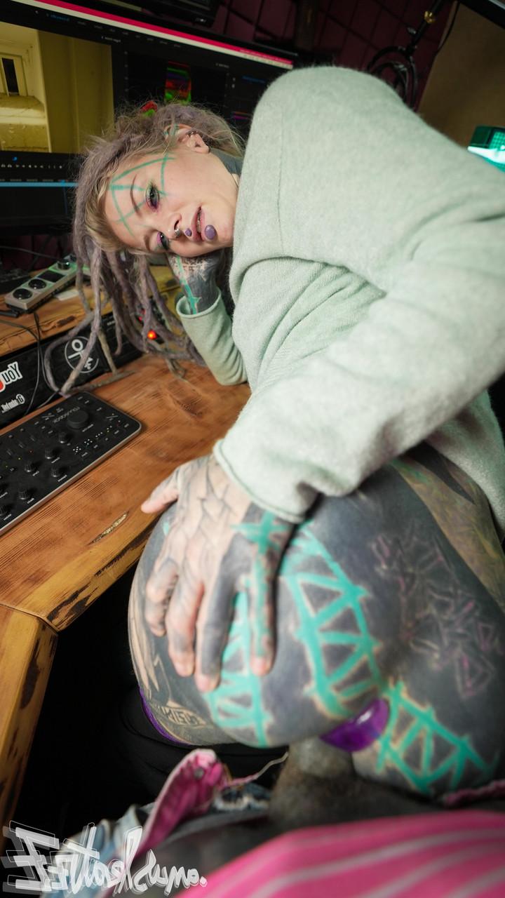 16P A garota fortemente tatuada Lily Lu usa um plug anal enquanto faz sexo