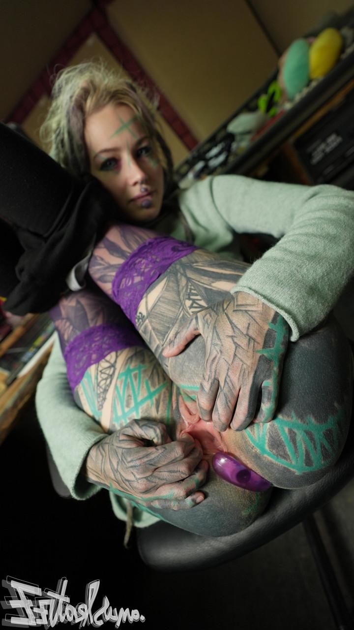 16P A garota fortemente tatuada Lily Lu usa um plug anal enquanto faz sexo