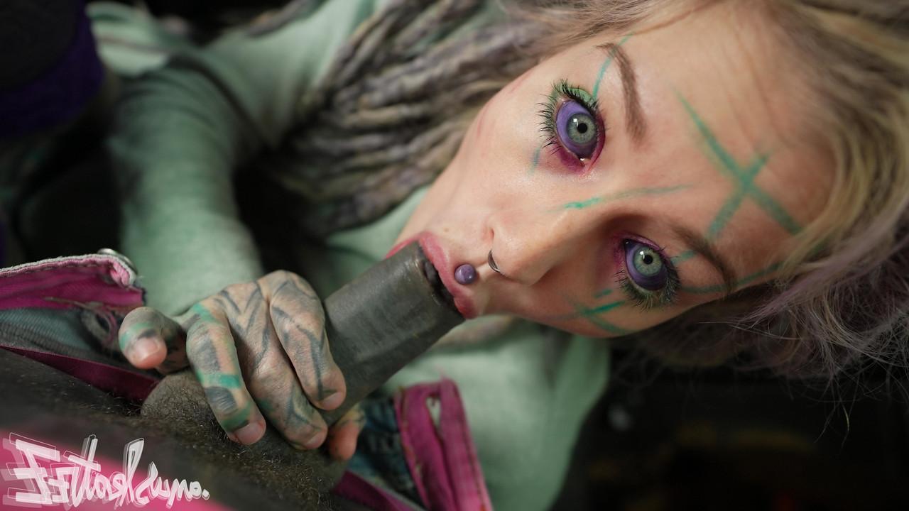 16P A garota fortemente tatuada Lily Lu usa um plug anal enquanto faz sexo