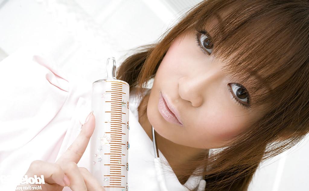 16P A adolescente asiática bonita Misa Kikouden descobrindo seus peitos minúsculos com mamilos duros