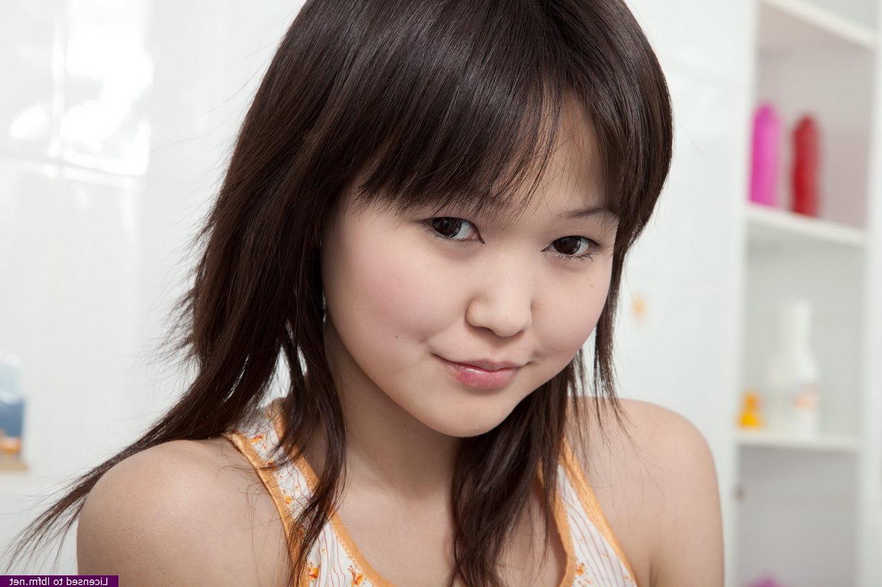 12P Petite asiatique mouille sa chatte serrée en se masturbant dans la baignoire