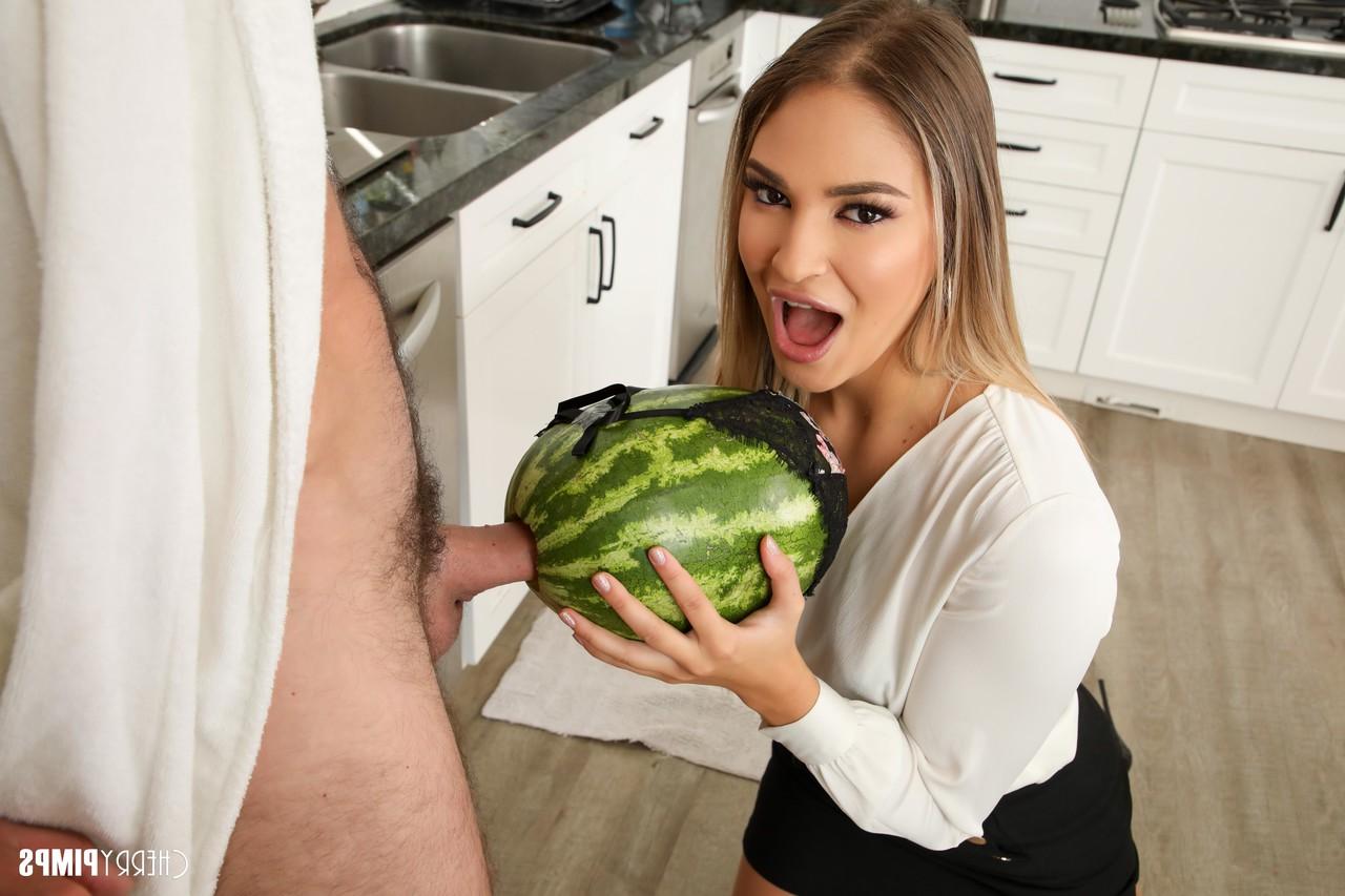 20P Latina Gizelle Blanco faz seu marido foder uma melancia e sua buceta
