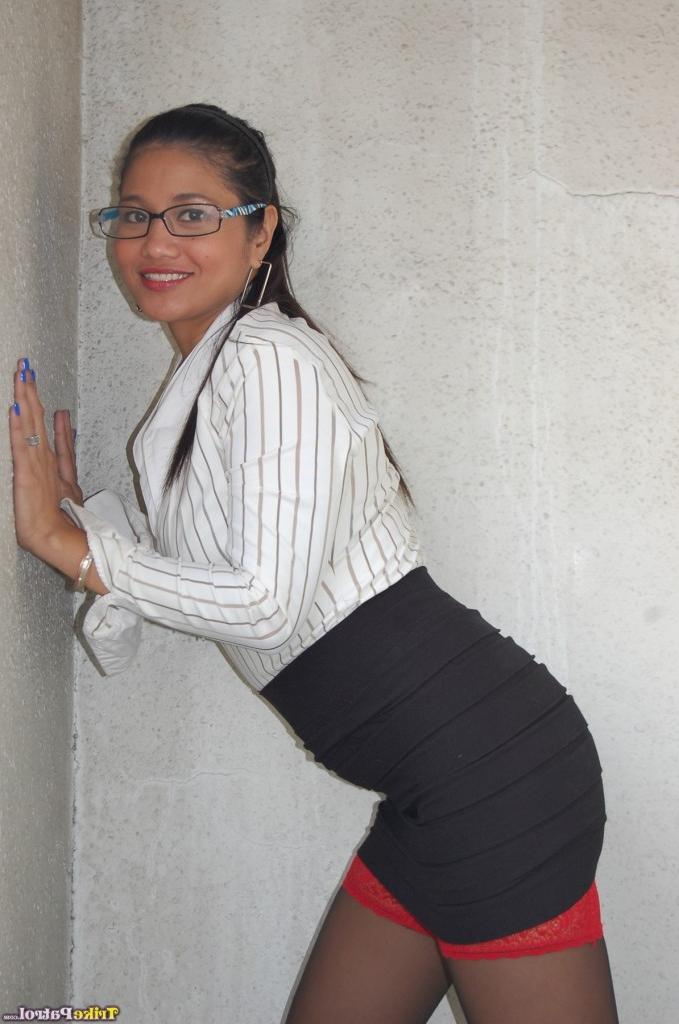 20P Filipina vestida com meias mostra corpo gostoso de MILF e gozada enorme em seus óculos