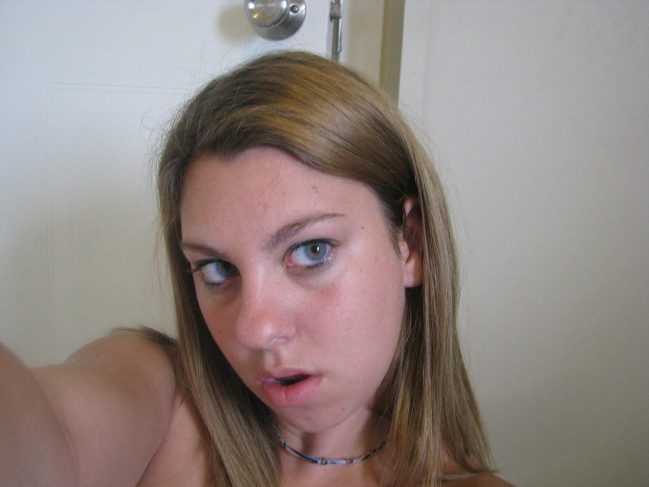 20P Nikki Morgan, une amatrice aux gros seins, montre de près ses gros seins à couper le souffle.