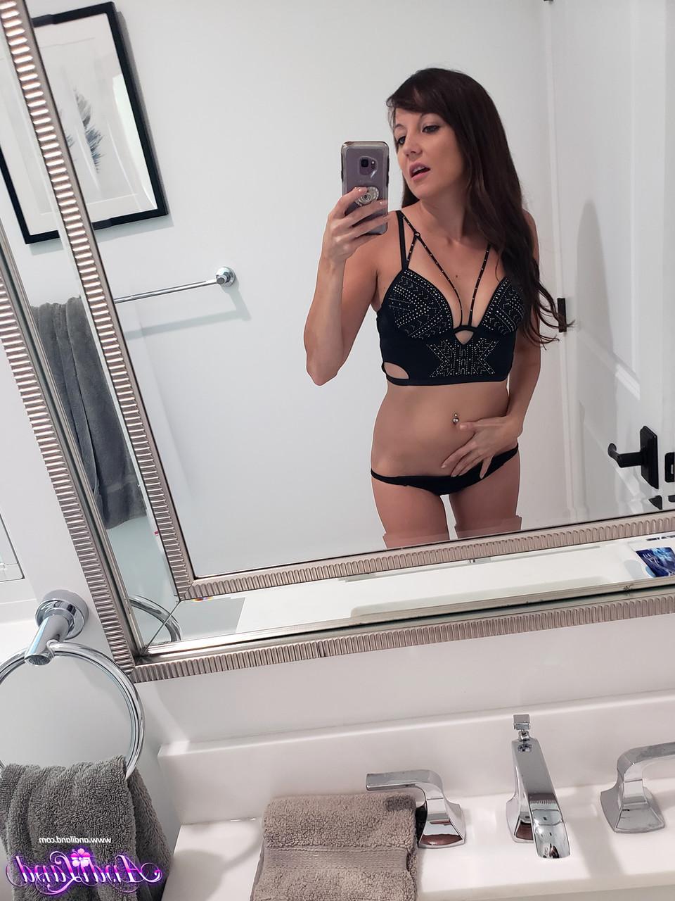 15P A jovem amadora Andi Land fica nua enquanto tira selfies no espelho