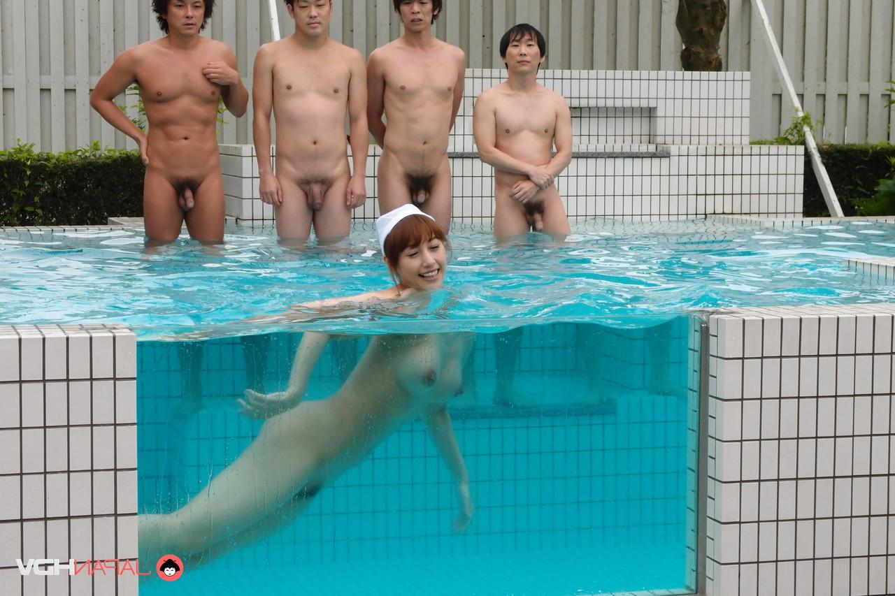 15P A ruiva japonesa Seshiru Kurosaki mergulha nua antes de um gangbang