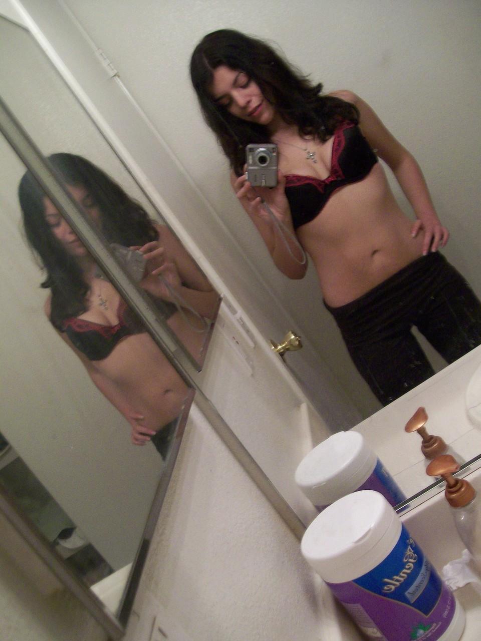 20P Adolescente de cabelos escuros tira selfies de sua bela bunda e seios naturais no espelho