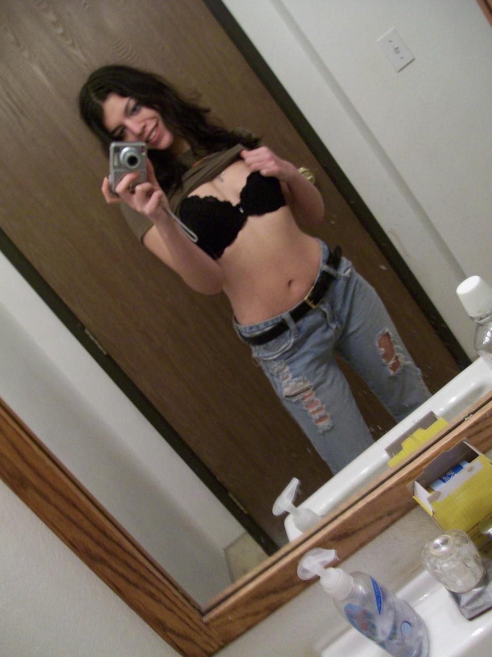 20P Adolescente de cabelos escuros tira selfies de sua bela bunda e seios naturais no espelho