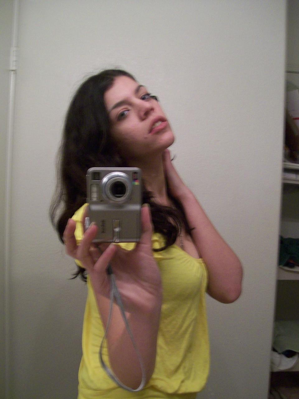 20P Adolescente de cabelos escuros tira selfies de sua bela bunda e seios naturais no espelho