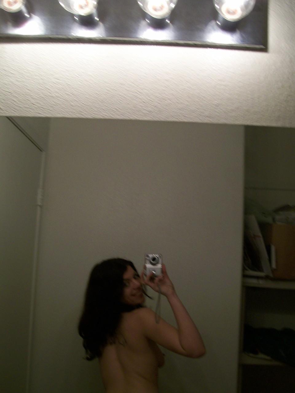 20P Adolescente de cabelos escuros tira selfies de sua bela bunda e seios naturais no espelho