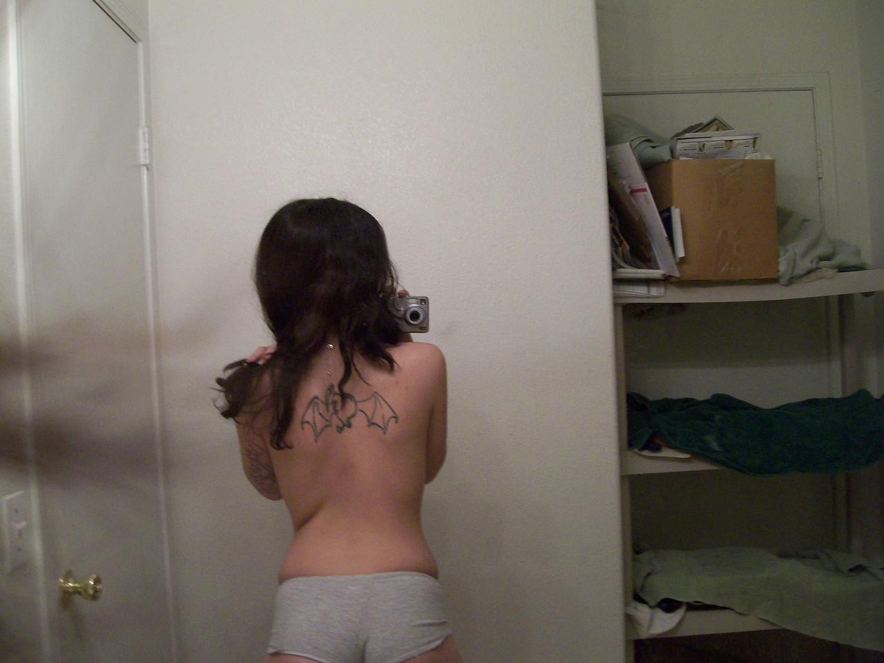 20P Adolescente de cabelos escuros tira selfies de sua bela bunda e seios naturais no espelho