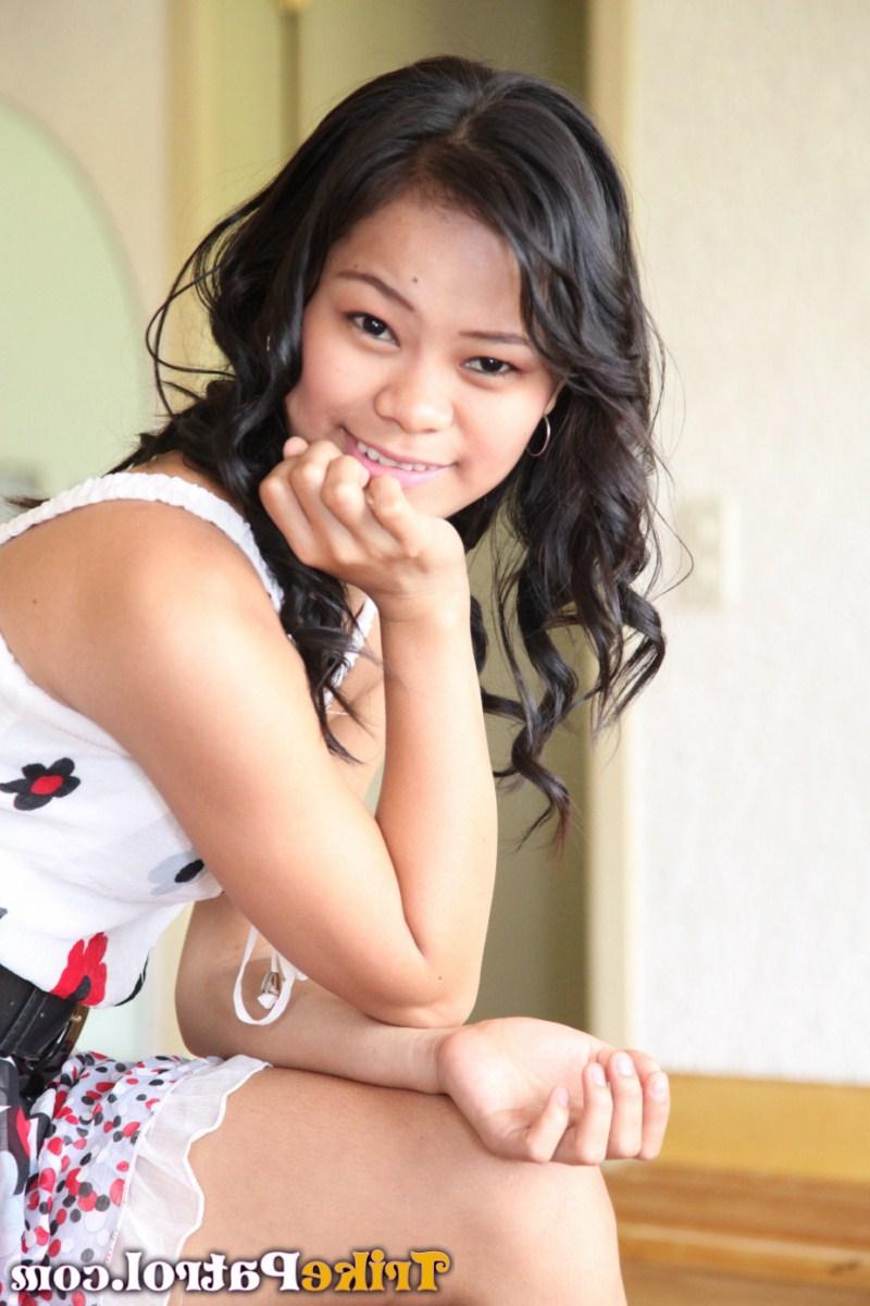 15P Encantadora adolescente filipina faz um strip-tease a pedido de um turista sexual