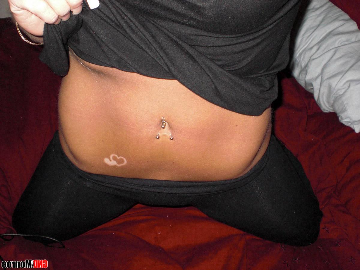 12P Garota amadora tira fotos enquanto fica totalmente nua na cama
