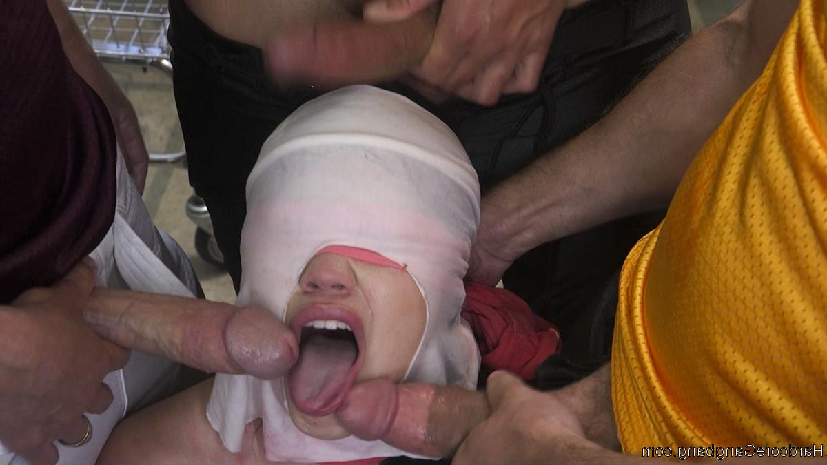 20P La pequeña adolescente asiática Yhivi tiene los ojos vendados, es dominada y follada en un gangbang