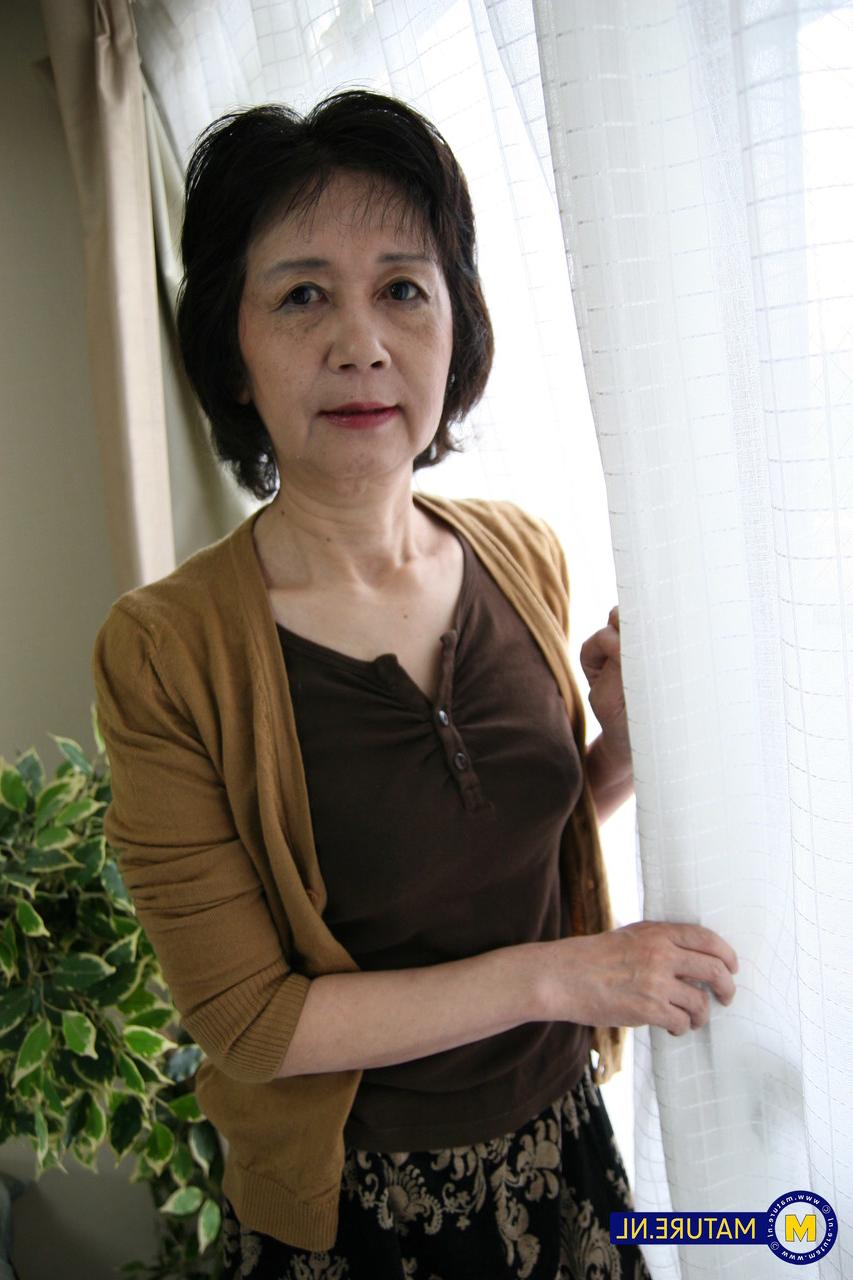 20P Michiyo Fukumoto, une japonaise maigre, se fait baiser la chatte mature.