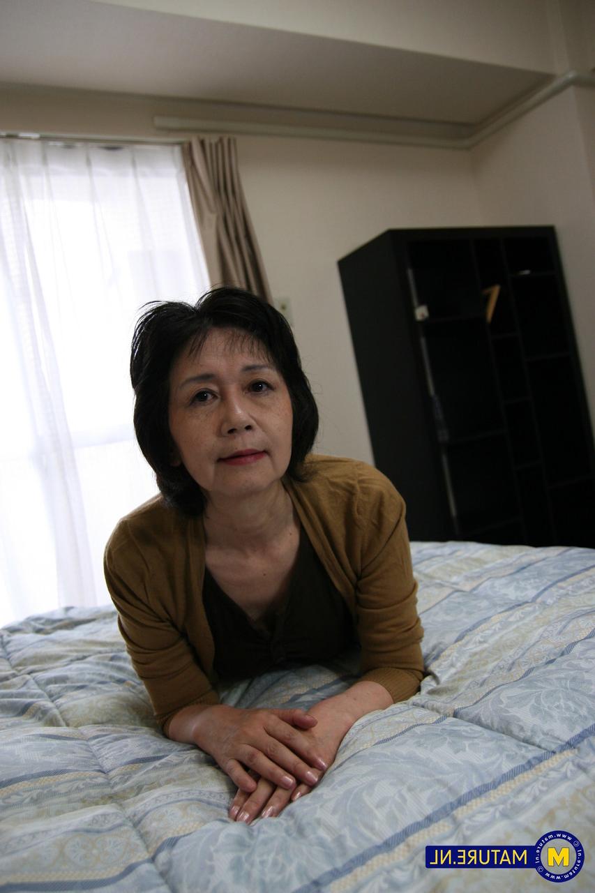 20P Michiyo Fukumoto, une japonaise maigre, se fait baiser la chatte mature.