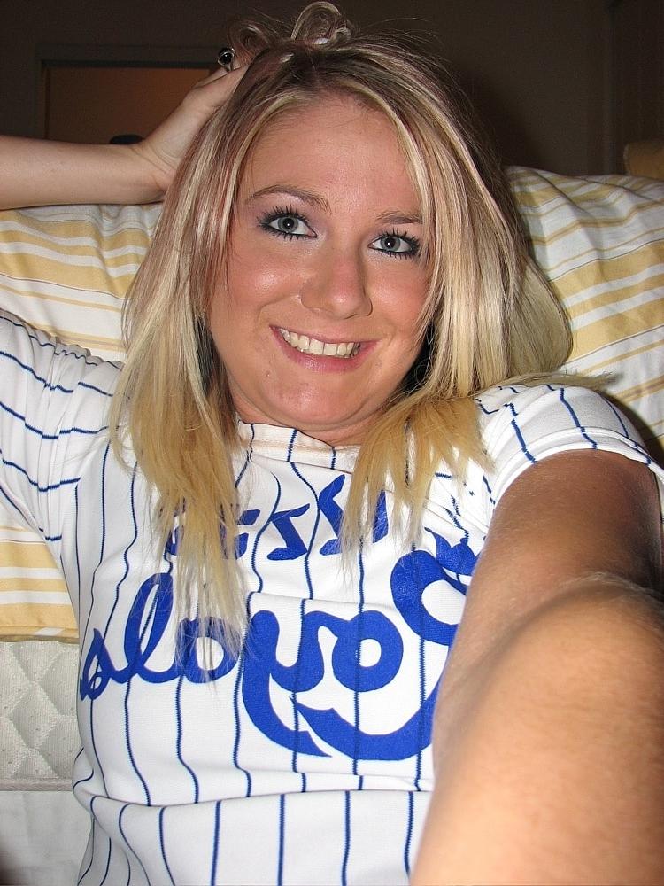 20P La rubia Austin hace alarde de sus curvas, su coño afeitado y sus grandes tetas con piercings