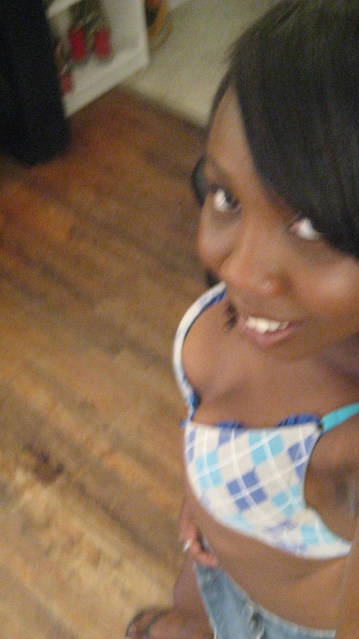 20P A negra amadora Elisha Turner expõe seus peitos e poses para selfies sensuais