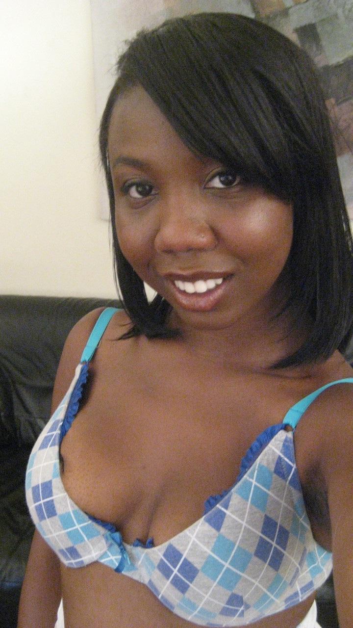 20P A negra amadora Elisha Turner expõe seus peitos e poses para selfies sensuais