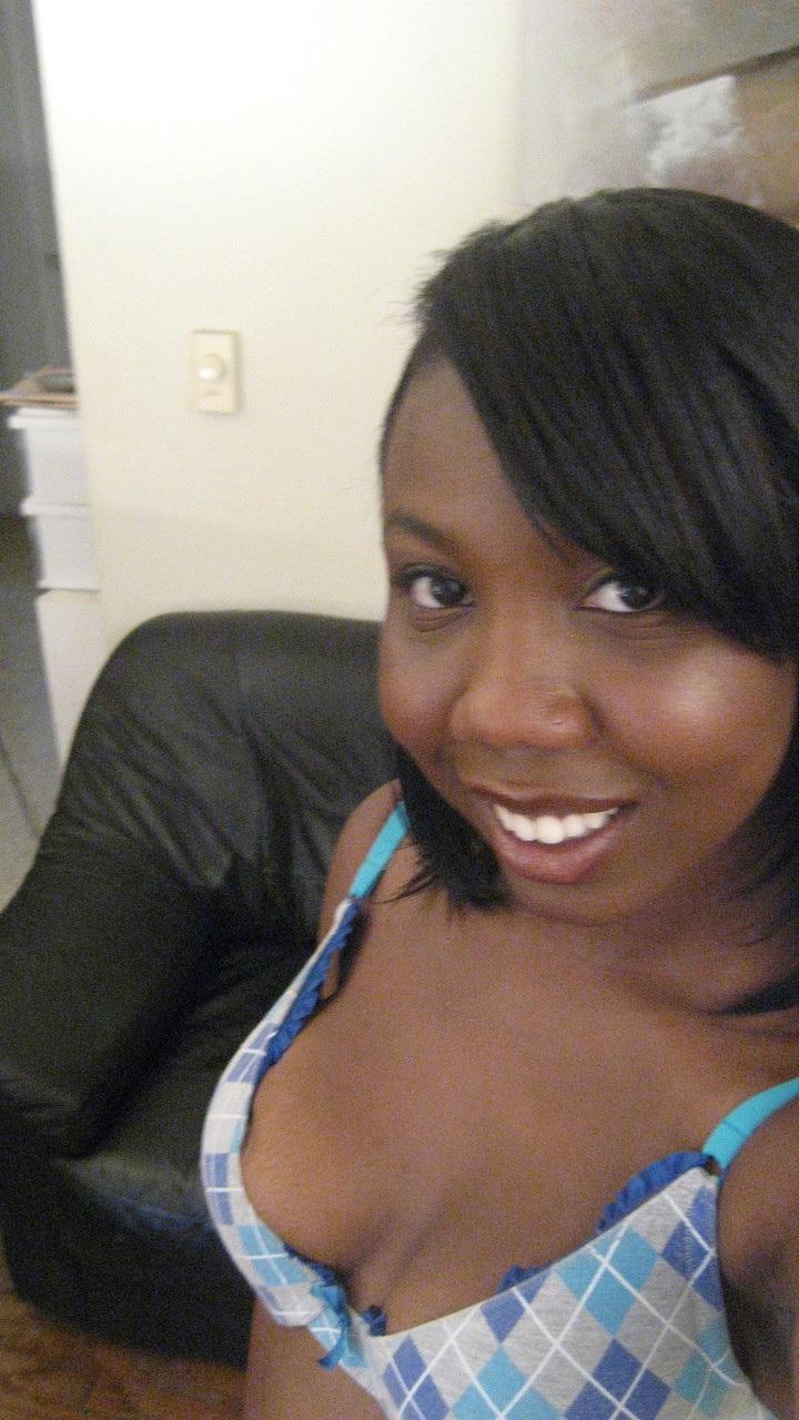 20P A negra amadora Elisha Turner expõe seus peitos e poses para selfies sensuais