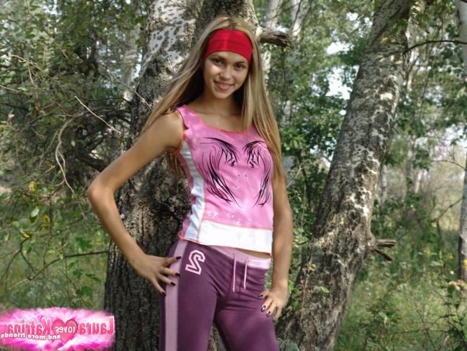 15P Doce adolescente loira fica totalmente nua depois de subir em uma bétula