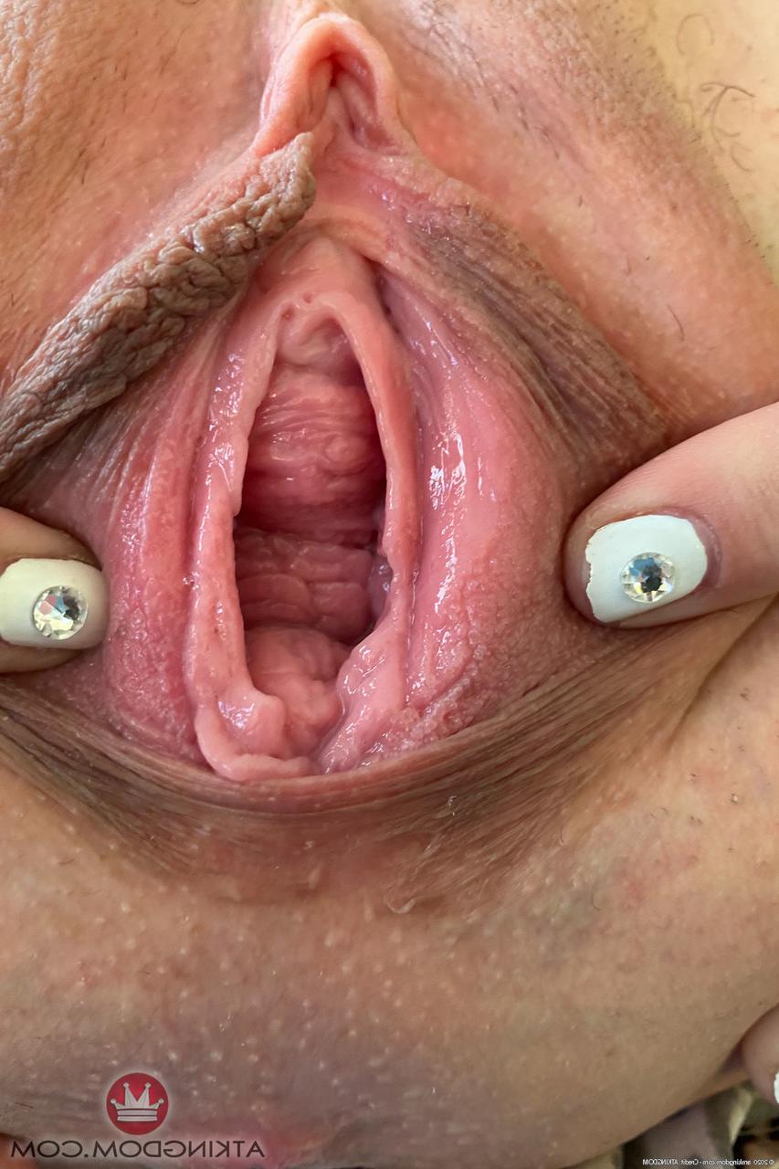 20P Das hübsche Babe Lily Adams zeigt ihre fleischige Muschi und ihr enges Arschloch aus nächster Nähe
