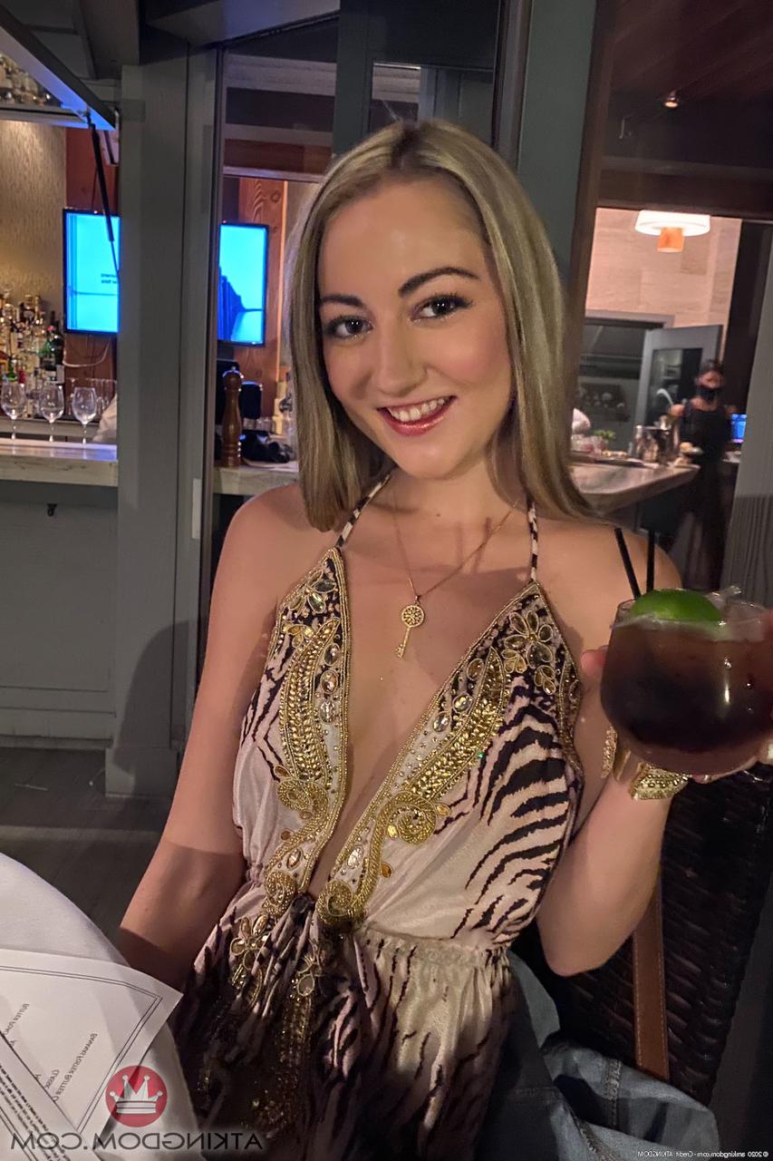 20P Das hübsche Babe Lily Adams zeigt ihre fleischige Muschi und ihr enges Arschloch aus nächster Nähe