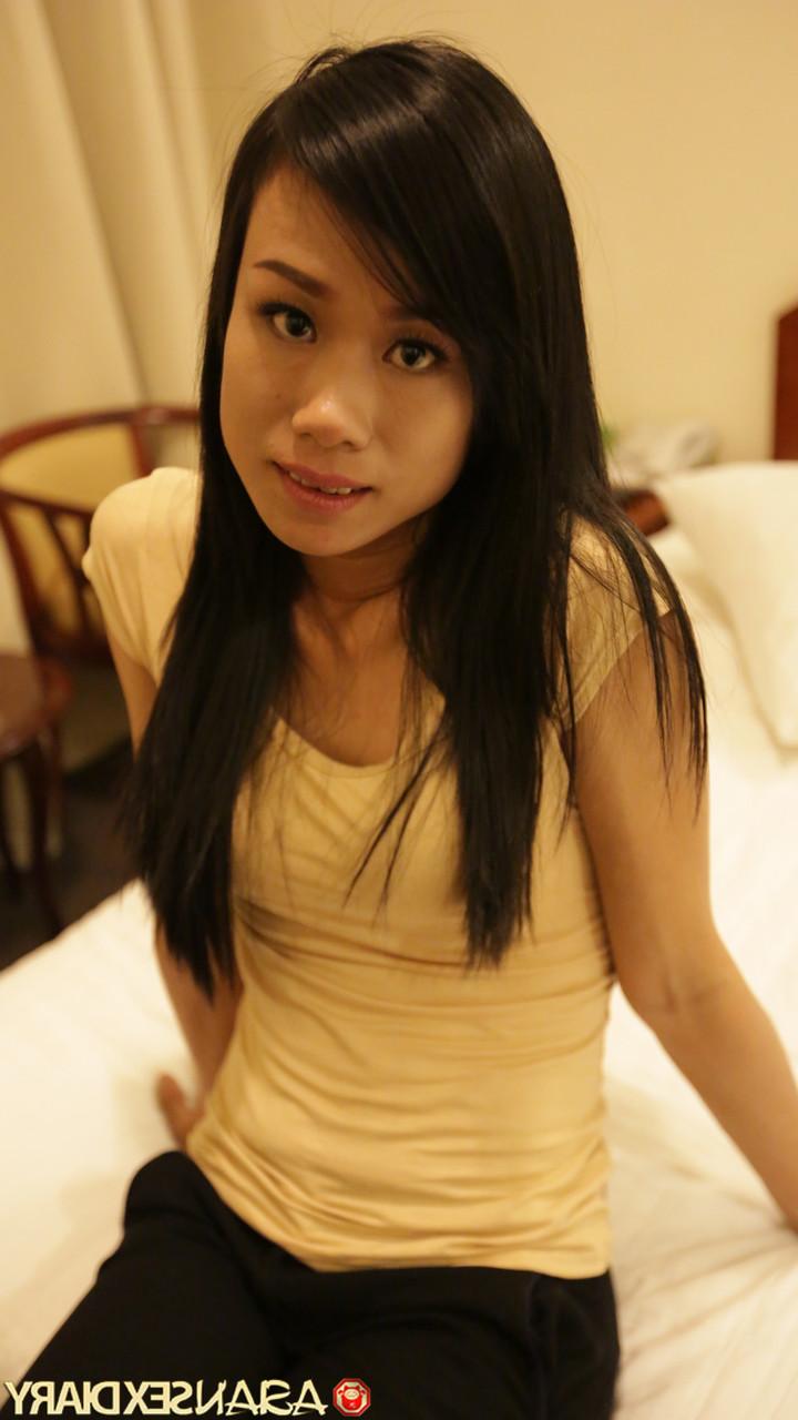 20P L'amatrice asiatique Kieu expose sa chatte juteuse et se fait pilonner en action POV.