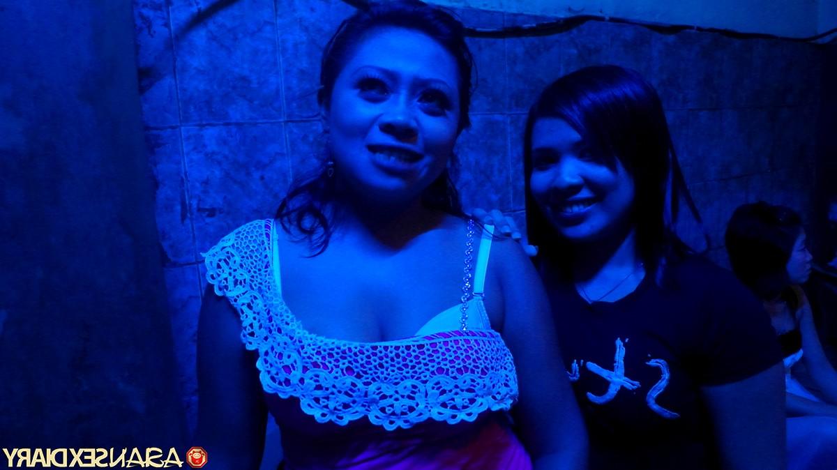 20P A gordinha Lulu exibe seus peitos grandes enquanto se despe para fazer sexo POV