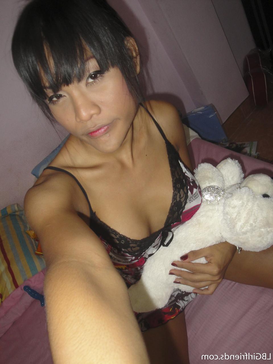 17P L'adorable transexuelle asiatique Kyrsha se bouche le cul et exhibe sa jupe en public.