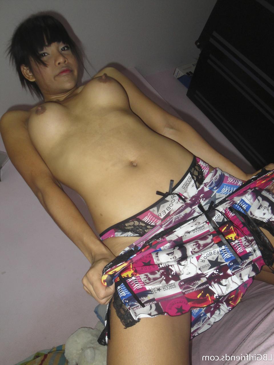 17P L'adorable transexuelle asiatique Kyrsha se bouche le cul et exhibe sa jupe en public.