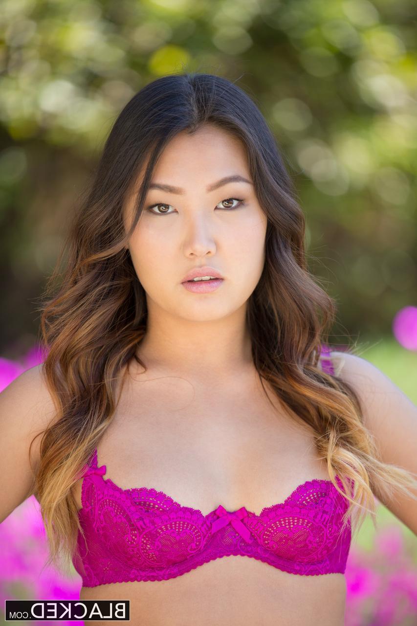 20P La sexy asiatique Jade Luv chevauche une grosse bite noire dans de nombreuses positions et prend un soin du visage.