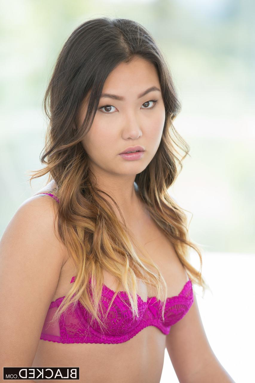 20P La sexy asiatique Jade Luv chevauche une grosse bite noire dans de nombreuses positions et prend un soin du visage.