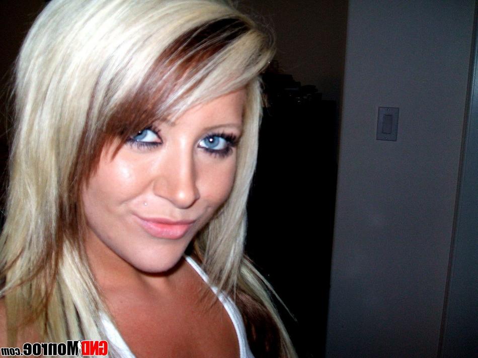 12P Amadora loira de olhos azuis tira fotos de si mesma de maneira provocante